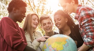 jovens olhando mapa mundo para intercambio - visto americano - Fluentize